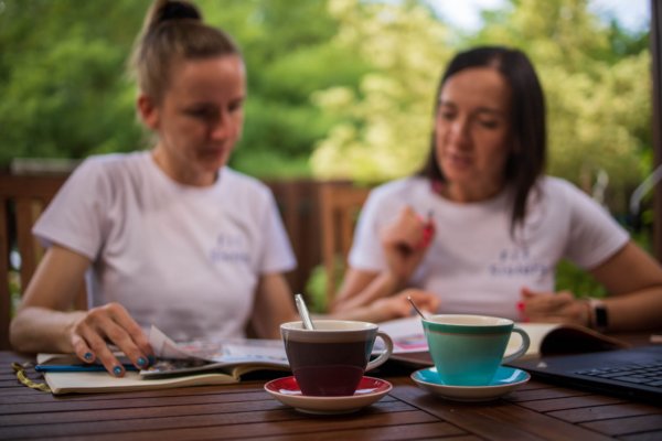 Fitmama-Zsofi-laptop-lifestyle-forever-living-C9-F15-sport-mozgás-fitnesz-egészséges-életmód-autoimmun-betegség-személyi-edzés-futás-kisgyermekes-anyukák-nagymamák